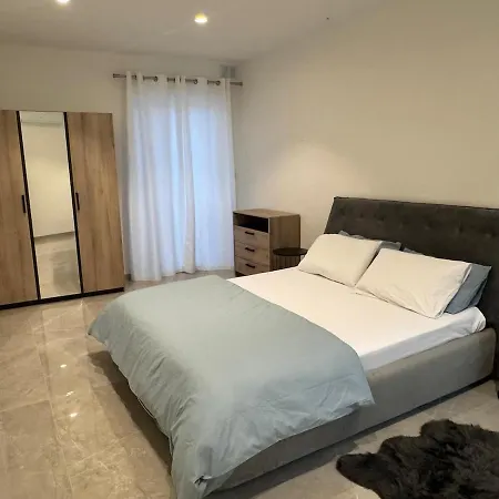 Central Apartment *